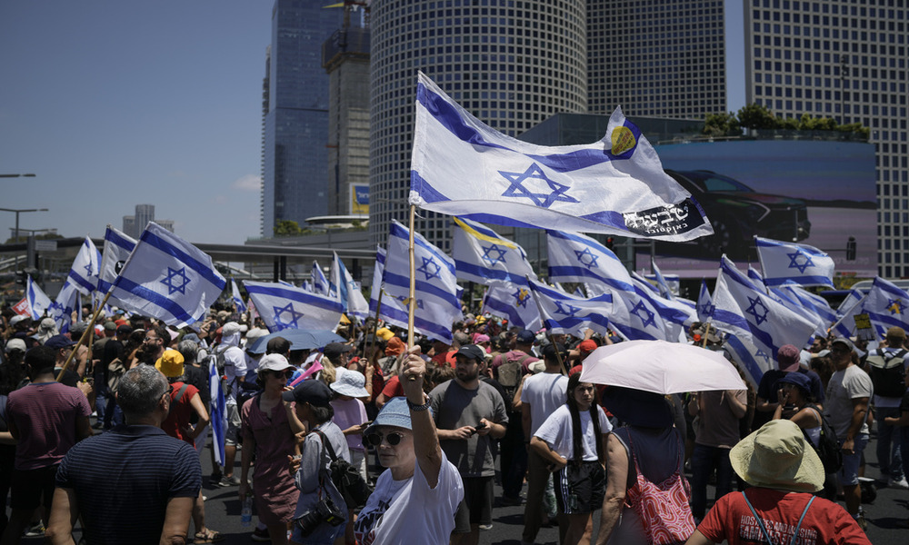Israeli protesters block highways