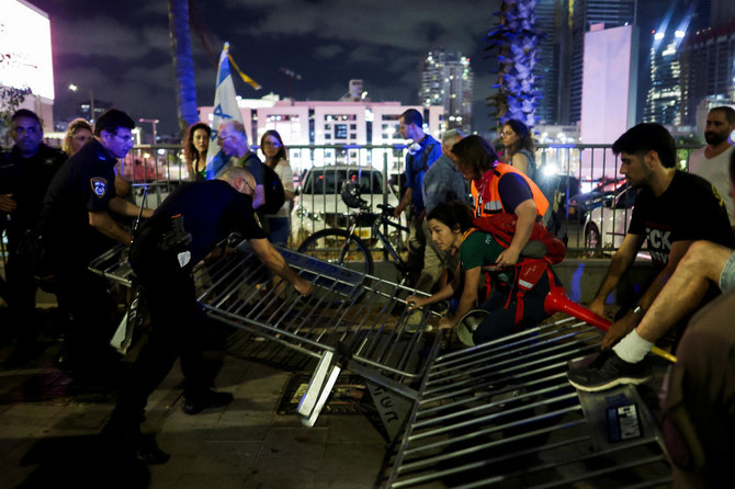 Israeli protesters block roads urging Gaza deal 
