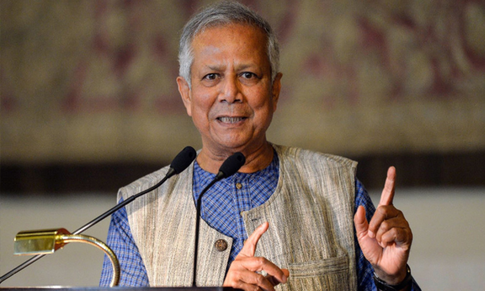 Professor Yunus visits DU campus to see graffiti drawn by youth
