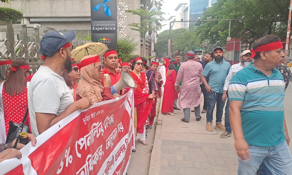 Former GP employees stand on May Day for 5 percent delayed dues