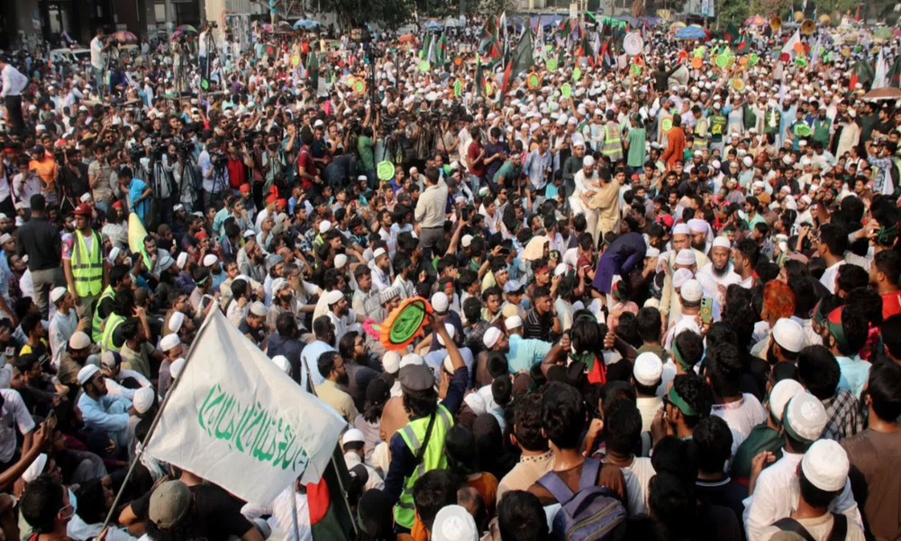 Protest seeking AL ban: crowd grows larger at Shahbagh
