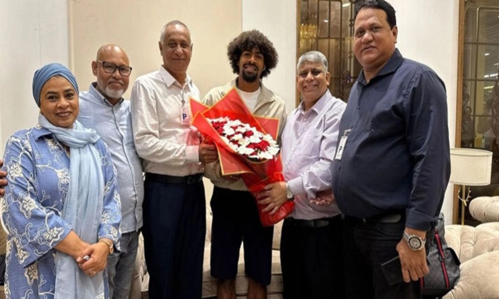 Hamza Chowdhury arrives Dhaka to play first match on home soil
