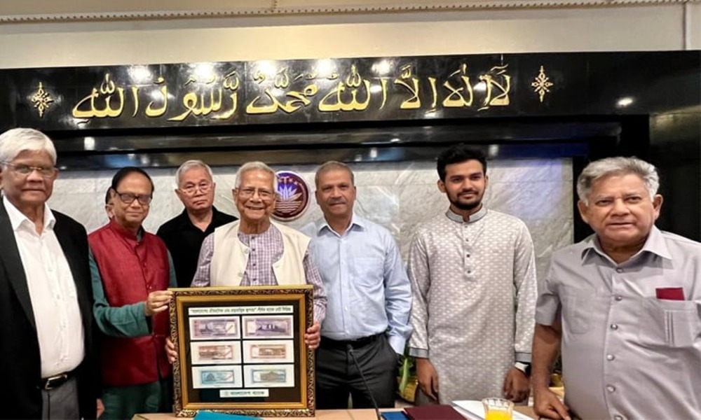 BB governor hands over images of newly designed banknotes to CA