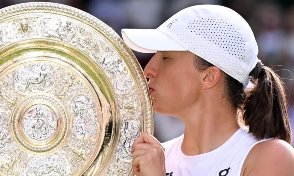 Iga Swiatek beats Amanda Anisimova to win maiden Wimbledon title