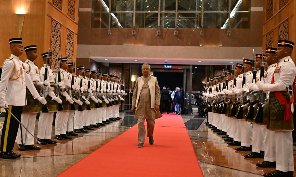 Malaysia rolls out red carpet for Prof Yunus 
